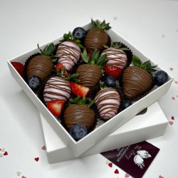 Клубника в шоколаде микс с голубикой 9 ягод